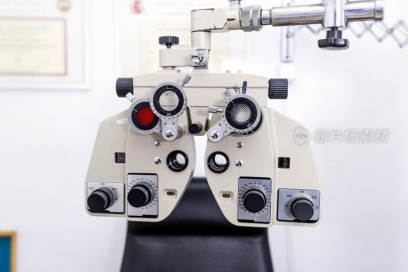 Optician and optometrist. Phoropter. Visual measurement.